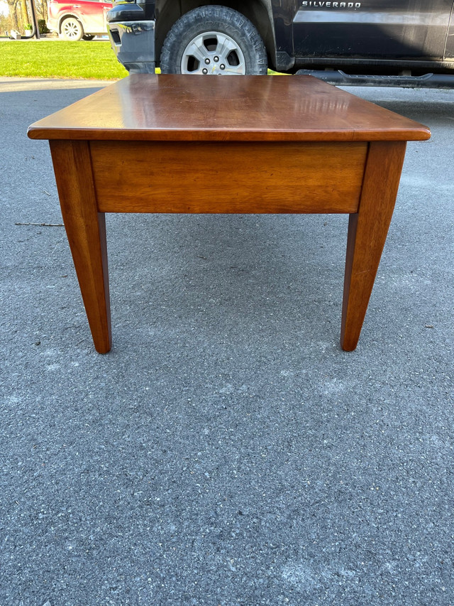 Sklar Peppler coffee table with 3 drawers  in Coffee Tables in Napanee - Image 3