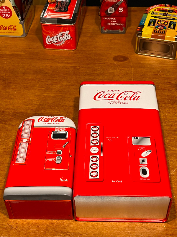 Coca-Cola X2 7"&10" Vending Machine Tin DRINK COCA-COLA BOTTLES dans Art et objets de collection  à Longueuil/Rive Sud - Image 2