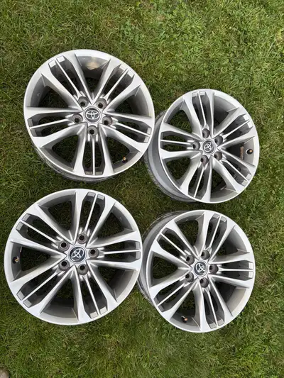For sale original Toyota 17x 7 inch mags. Bolt pattern 5x114.3 Center bore 60.1 Offset 39 Fits to Ca...