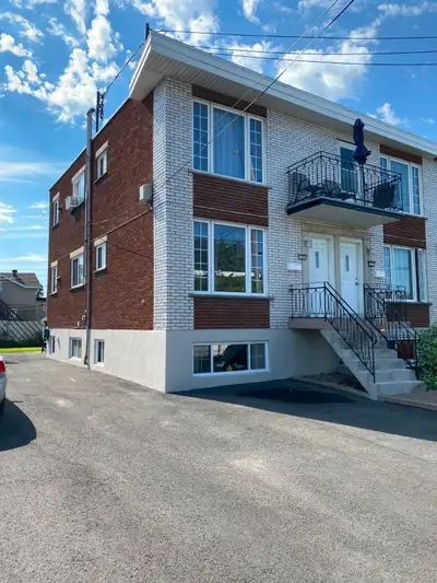 Triplex à vendre rue Bonaparte à St-Hubert, près de l'hôpital Charles Lemoyne. Bon investissement. I...