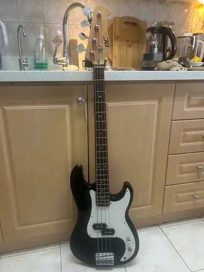 New strings just installed In mint condition Everything works and ready to play Suitable for beginne...