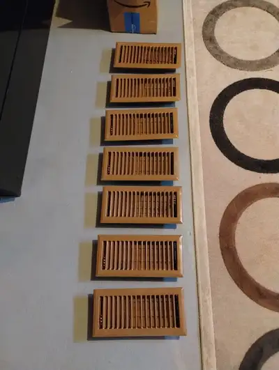 7 (Registres) Grilles de métal pour planchers ( 4x 10 p) - 30$, View more