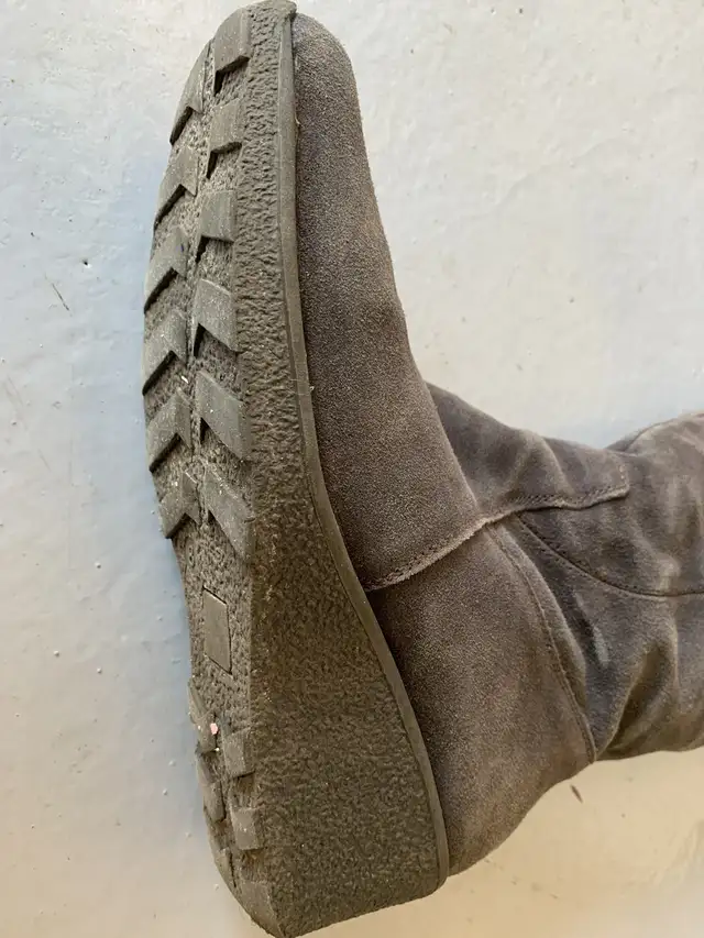 Suede boots  in Garage Sales in Mississauga / Peel Region - Image 6
