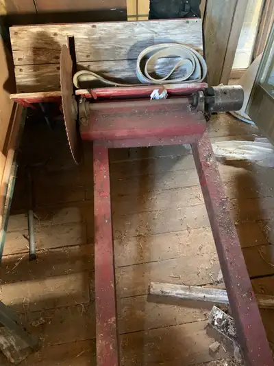 Old belt drive wood saw off an IH model W4 farm tractor. Could be modified to fit other models.