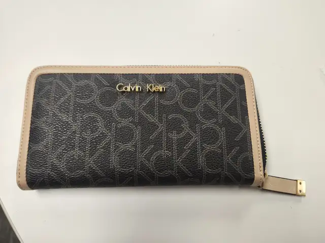 Calvin Klein Jordan Zip Continental Wallet in Women's - Bags & Wallets in Oakville / Halton Region - Image 2