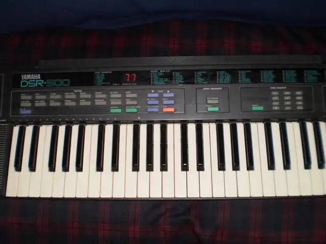Yamaha Keyboard, Sustain Foot Pedal, Bench in Pianos & Keyboards in City of Toronto - Image 3