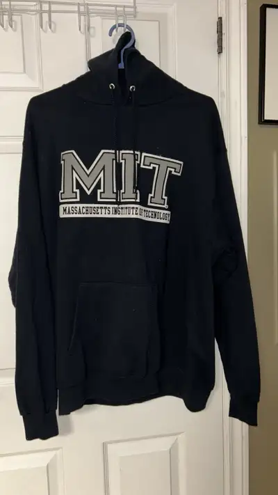 This is a Champion brand MIT (Massachusetts Institute of Technology) hoodie, perfect for staying coz...