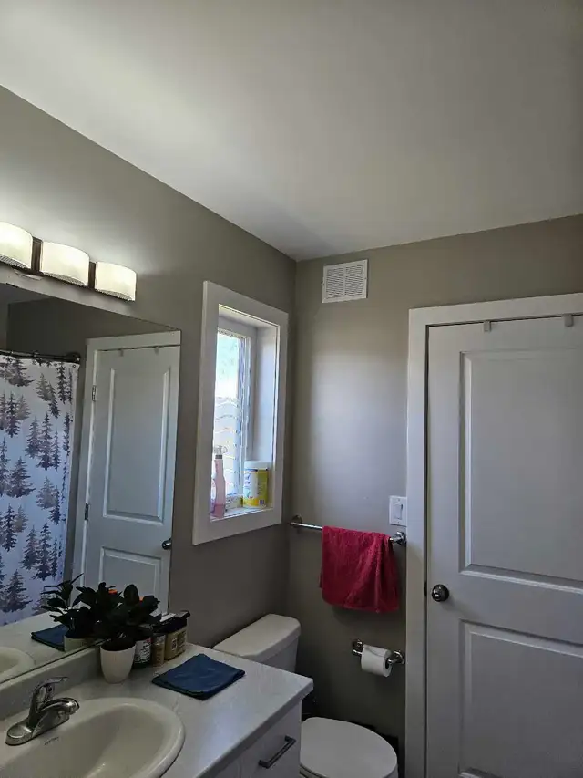3 Bedroom, 2 Bathroom SxSide Home in New Bothwell in Long Term Rentals in Winnipeg - Image 4