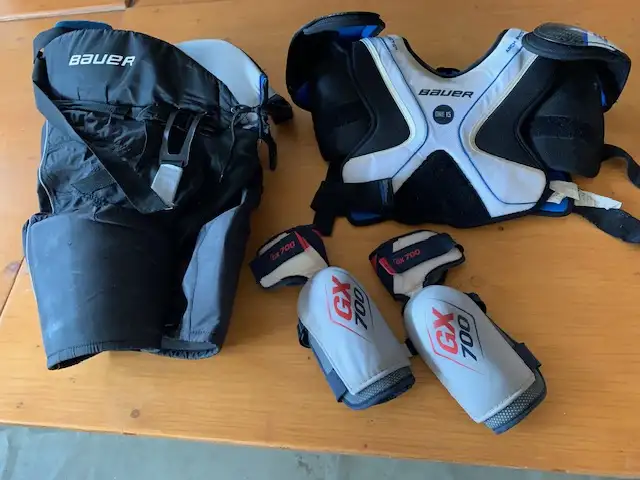 Elbow pads in Hockey in Red Deer - Image 2