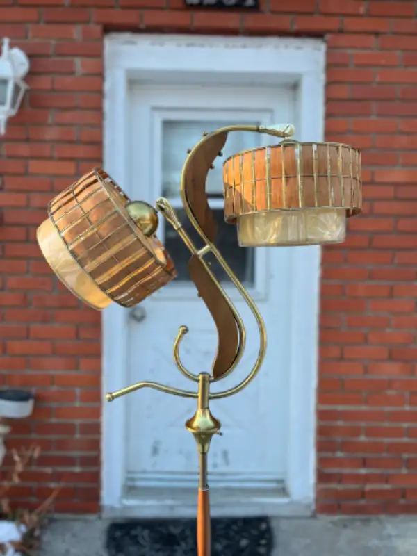 Magnifique lampe sur pied vintage Majestic Luxcraft in Indoor Lighting & Fans in City of Montréal - Image 11