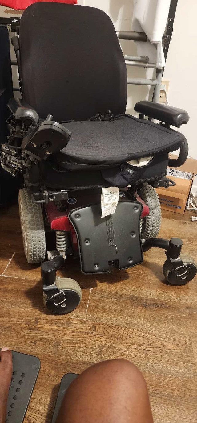 Electric wheelchair  in Health & Special Needs in Ottawa