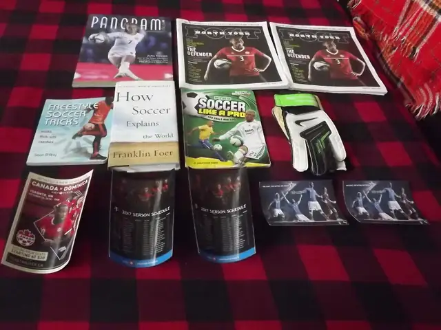 12 SOCCER ITEMS BUNDL:NIKE GOALIE GLOVES+11soccer mags/books,TFC in Soccer in City of Toronto - Image 4