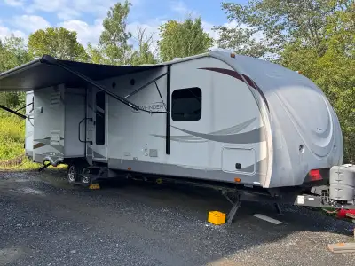 Roulotte View Finder 2013 de 32 pieds en excellente condition, toujours bien entretenue. ✔️ 3 extens...