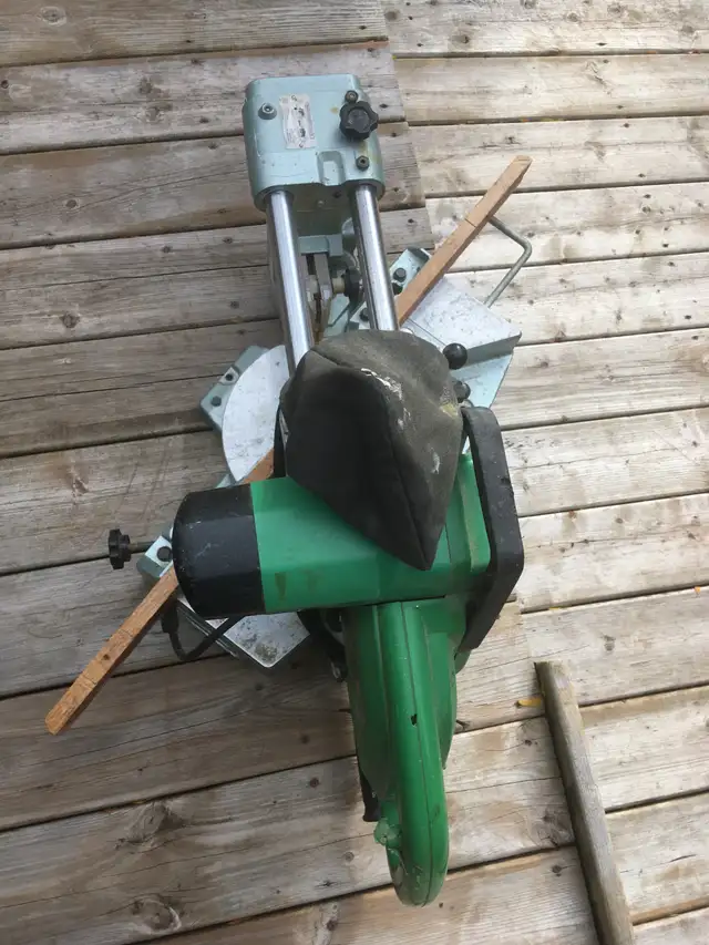 HITACHI 10 INCH SLIDING MITER SAW in Power Tools in Oakville / Halton Region - Image 3