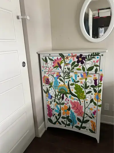 Commode peinte à la main, View more