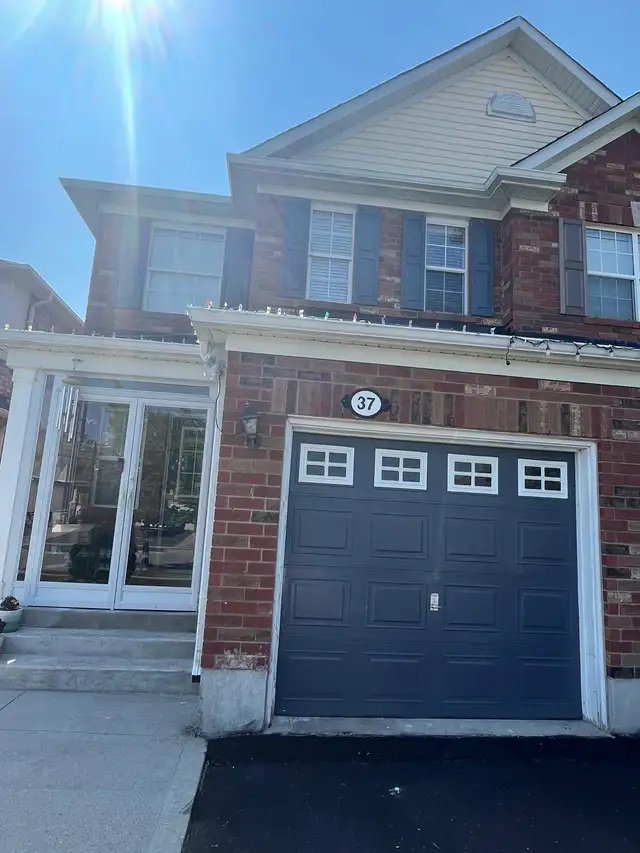 3 Beds 3 Baths - House