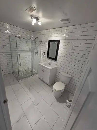 2 Bed basement Leslie/Mullock