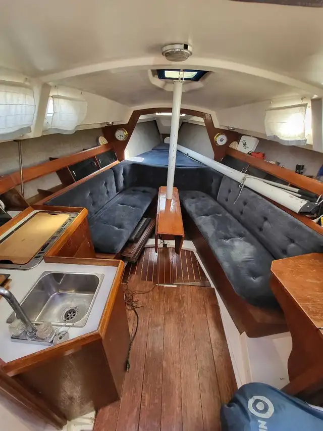 1985 Sailboat - Hunter 28.5 in Sailboats in City of Toronto - Image 4