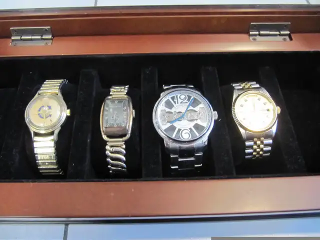 Classic Bombay Model 714 Solid Wood Jewellry/Watch Box Circ 2009 in Jewellery & Watches in Mississauga / Peel Region - Image 6