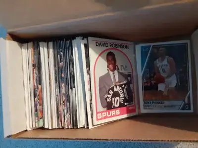 Lot de 131 cartes de Basketball differentes des SPURS de SAN-ANTONIO de la NBA.....annees 90 et plus...