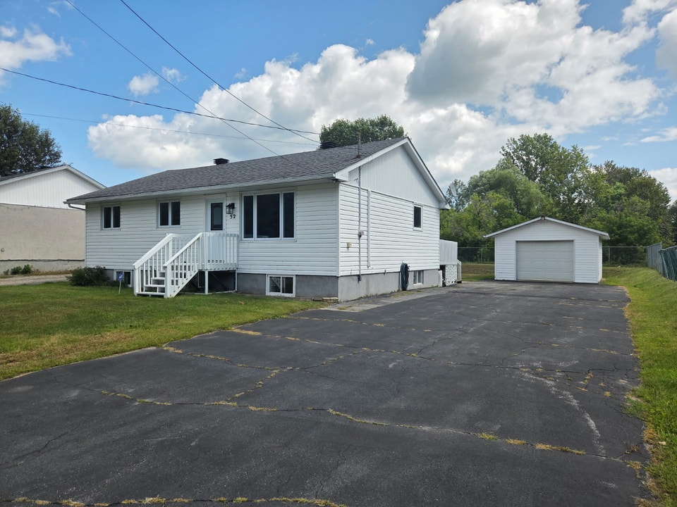 Single Family Home w Garage and Yard in Chelmsford 1