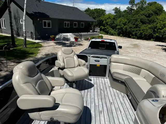 2013 South Bay Luxury Pontoon 22ft