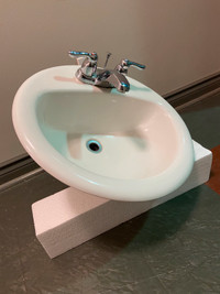 Round drop-in bathroom sink with faucet CLEAN !!!!