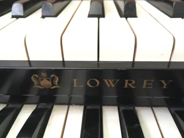 Lowrey holiday deluxe LSL model organ in Pianos & Keyboards in Calgary - Image 6