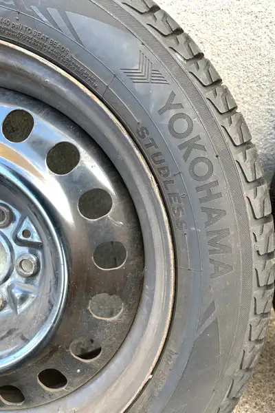 Set of 4 Yokohama iceGUARD G075 winter tires with trim, size 215/60R17 96T, mounted on alloy rims. G...