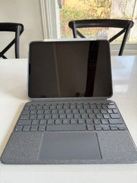 Logitech combo touch keyboard case for IPad M1 air 5 or iPad 4