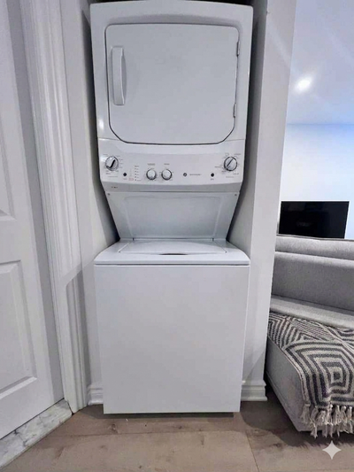 D’occasion – comme neuf Couleur Blanc Ensemble laveuse-sécheuse GE (modèle GUV27ESMWWW), format supe...