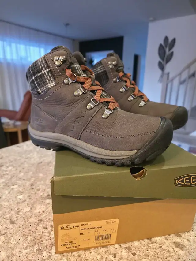 Bottes d'hiver NEUVES femme in Women's - Shoes in Laval / North Shore - Image 2