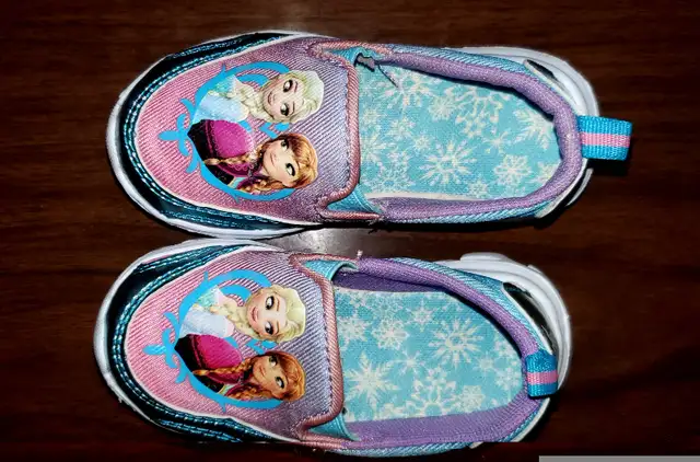 Disney's Frozen baby shoes in Clothing - 0-3 Months in Gatineau - Image 4