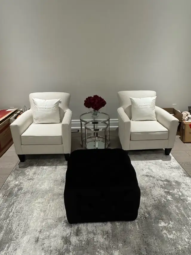 Urban Barn Flynn Tufted Velvet Ottoman in Other in Mississauga / Peel Region - Image 4