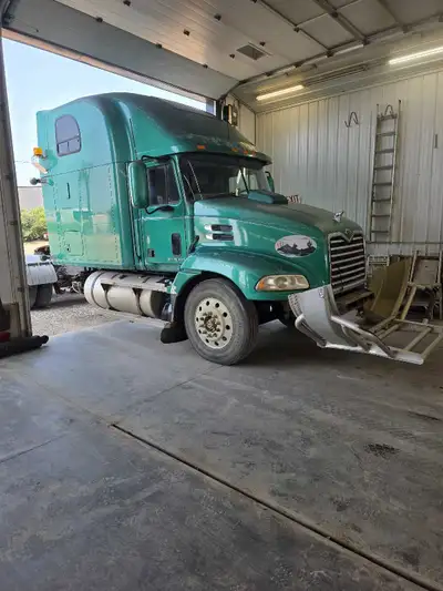 2000 Mack complete for parts. Interior complete, good diffs, 5th wheel, frame, hood, radiator, charg...