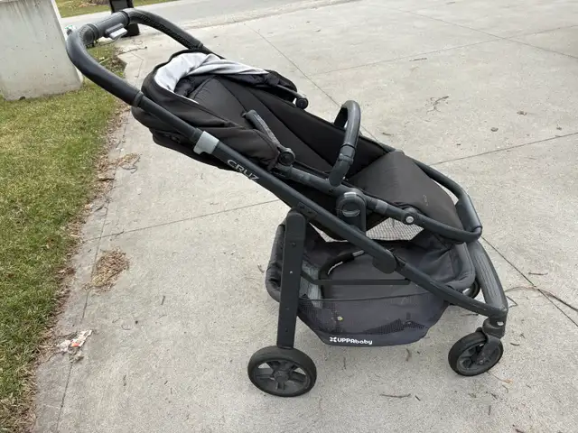 UPPAbaby Cruz stroller in Strollers, Carriers & Car Seats in Hamilton - Image 5