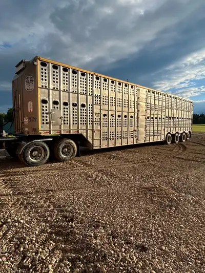 2009 merrit cattle liner. Recent work in past two years. New brake shoes and drums New s cams New sl...