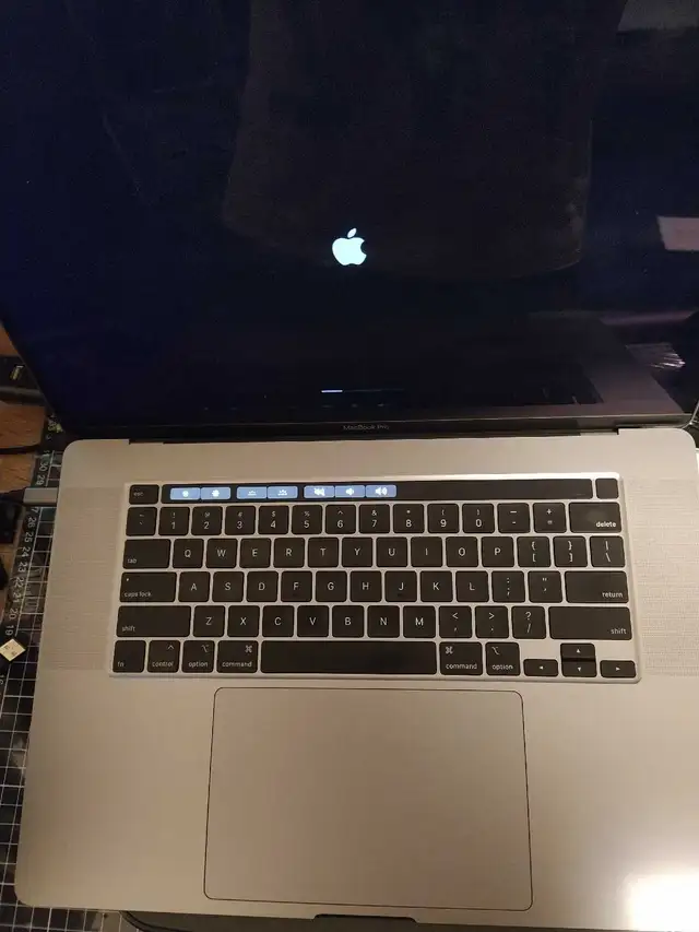 Mac pro 2019 16" 32GB RAM, 2TB SSD, INTEL i9 2.3 GHz in Laptops in City of Montréal - Image 5