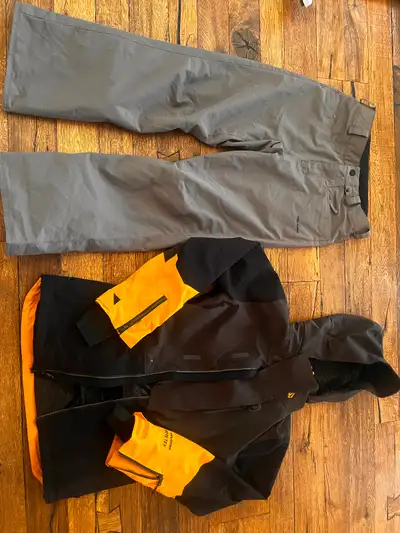 BOYS VOLCOM GORE-TEX SNOWBOARD/SKI JACKET & SNOWPANTS, View more
