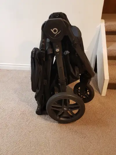 BRITAX JOGGING STROLLER IN EXCELLENT CONDITION 5 POINT SAFTEY HARNESS SWIVEL FRONT WHEEL TO MAKE FOR...
