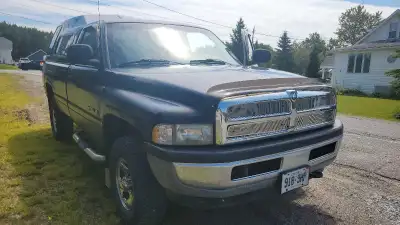 5.2L V8, 189007km, 4x4, P/S,P/B Good condition, interior is perfect, has air but doesn't work, 8 foo...