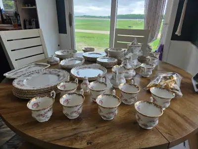 This exquisite and extensive Royal Albert fine bone china set is in pre-owned, good condition, showc...