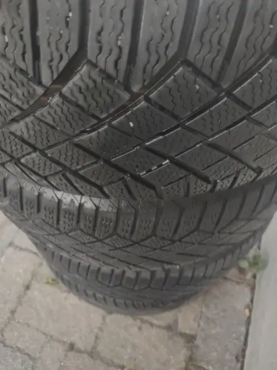 -Usure 8.5/32 (Neuf=10/32) -Valeur neuve 1497.25$ -Demande 880$, excellent état -Appel ou texte 514-...