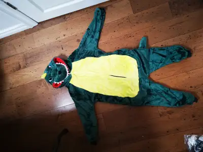 Brand new. Fleece material. Roughly for age 5-8 (body height 110-125cm).