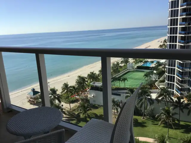 Miami Sunny-Isles oceanfront hotel condo studio on beach in Florida in Canada - Image 7