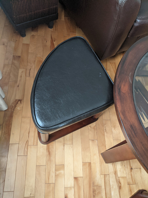 Round coffee table with 4 leather benchs in Coffee Tables in Moncton - Image 4