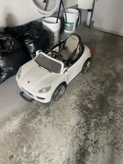 Fonctionnel, Toutes les pièces, tapis , télécommande, chargeur.