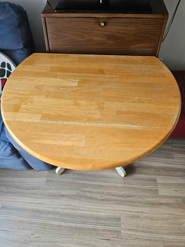 Table en bois dans Mobilier de salle à manger et cuisine  à Ville de Montréal - Image 3