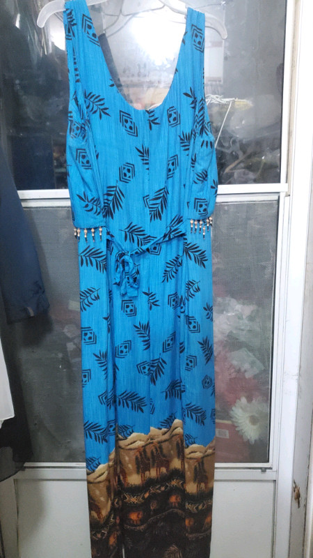 NEW BEAUTIFUL DRESS  14 P WITH GIRAFFE DESIGN ON BOTTOM OF DRESS in Women's - Dresses & Skirts in Cranbrook - Image 4