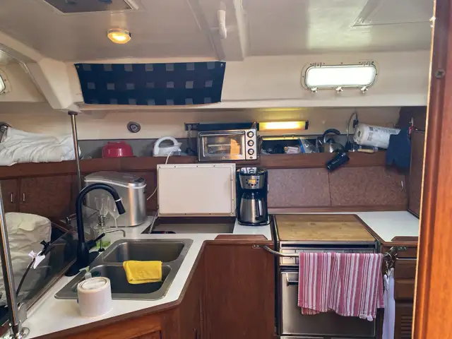 1985 sailboat Hunter Marlowe hunter 40 in Sailboats in St. Catharines - Image 5